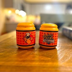 Vintage Garfield - Silverwood Theme Park - Souvenir Salt and Pepper Shaker Pair